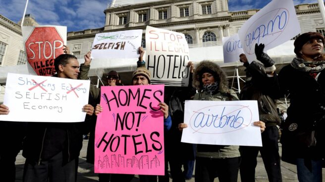 Manifestantes protestan contra Airbnb.