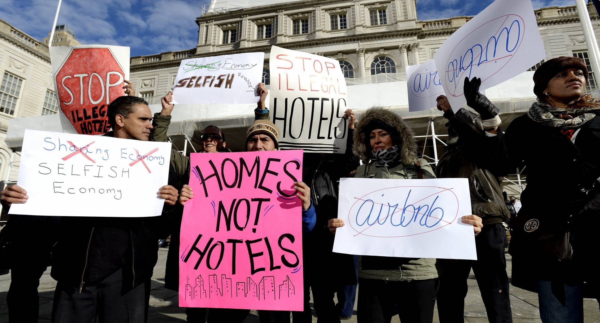 Manifestantes protestan contra Airbnb.