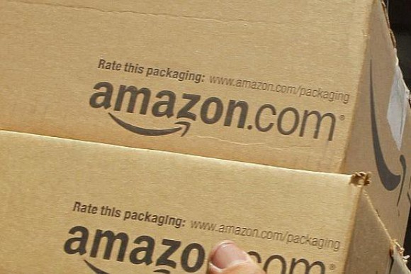Dos paquetes de Amazon listos para ser enviados.