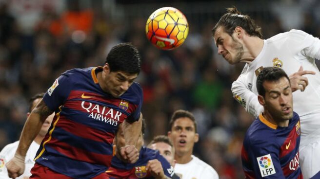El delantero del Barcelona, Luis Suárez, pugna con el galés del Real Madrid, Gareth Bale, durante el último Clásico.