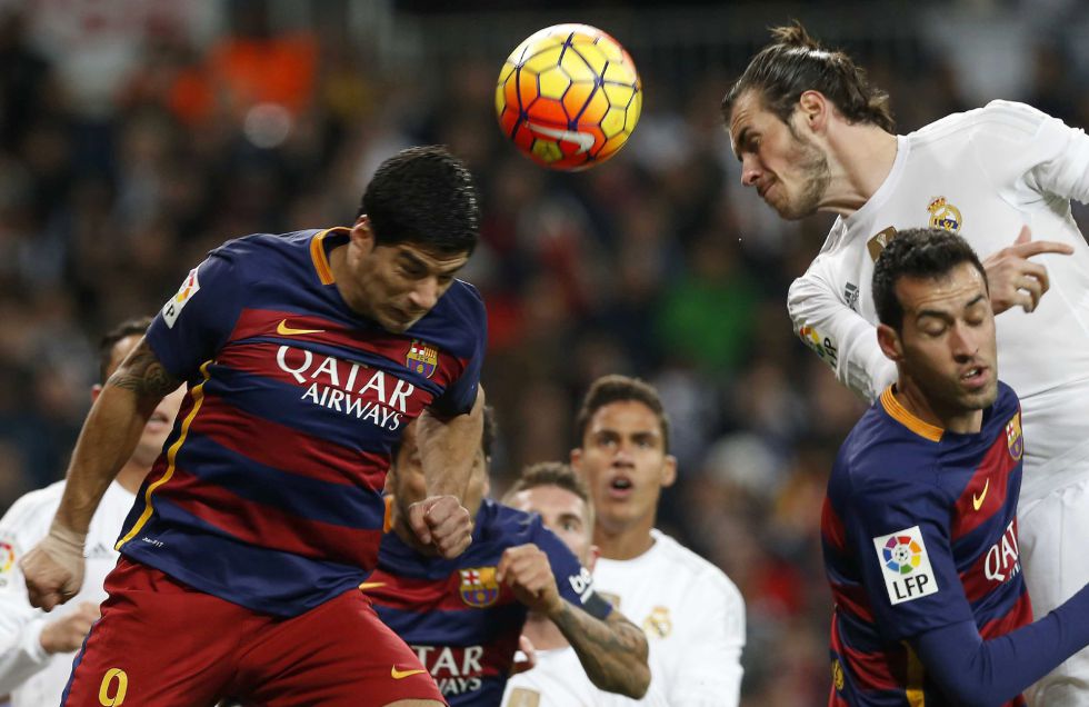 El delantero del Barcelona, Luis Suárez, pugna con el galés del Real Madrid, Gareth Bale, durante el último Clásico.