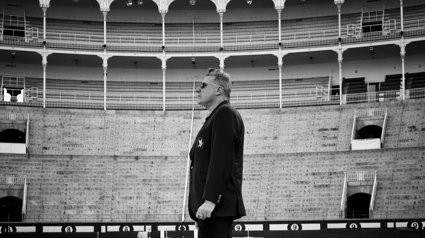 El cantante Loquillo posa en la plaza de toros de Las Ventas.