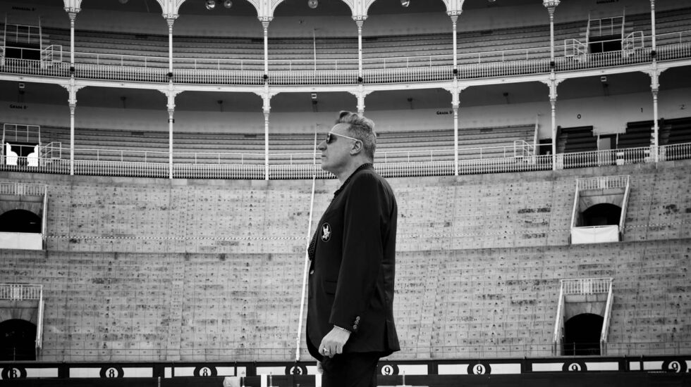 El cantante Loquillo posa en la plaza de toros de Las Ventas.