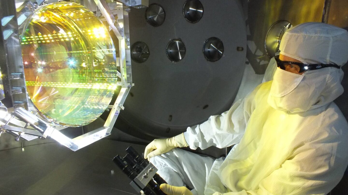Un técnico inspecciona uno de los espejos del LIGO