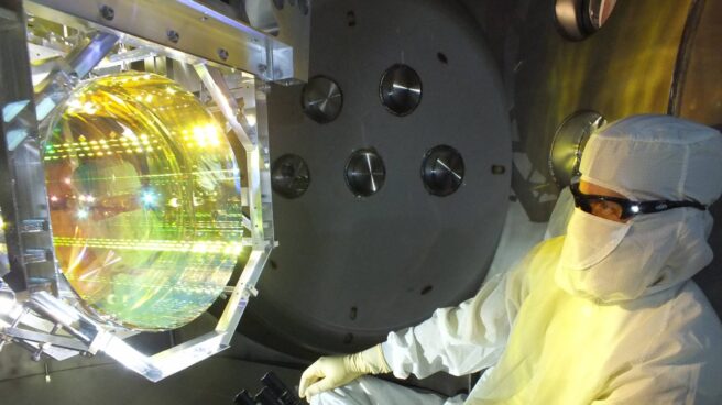 Un técnico inspecciona uno de los espejos del LIGO