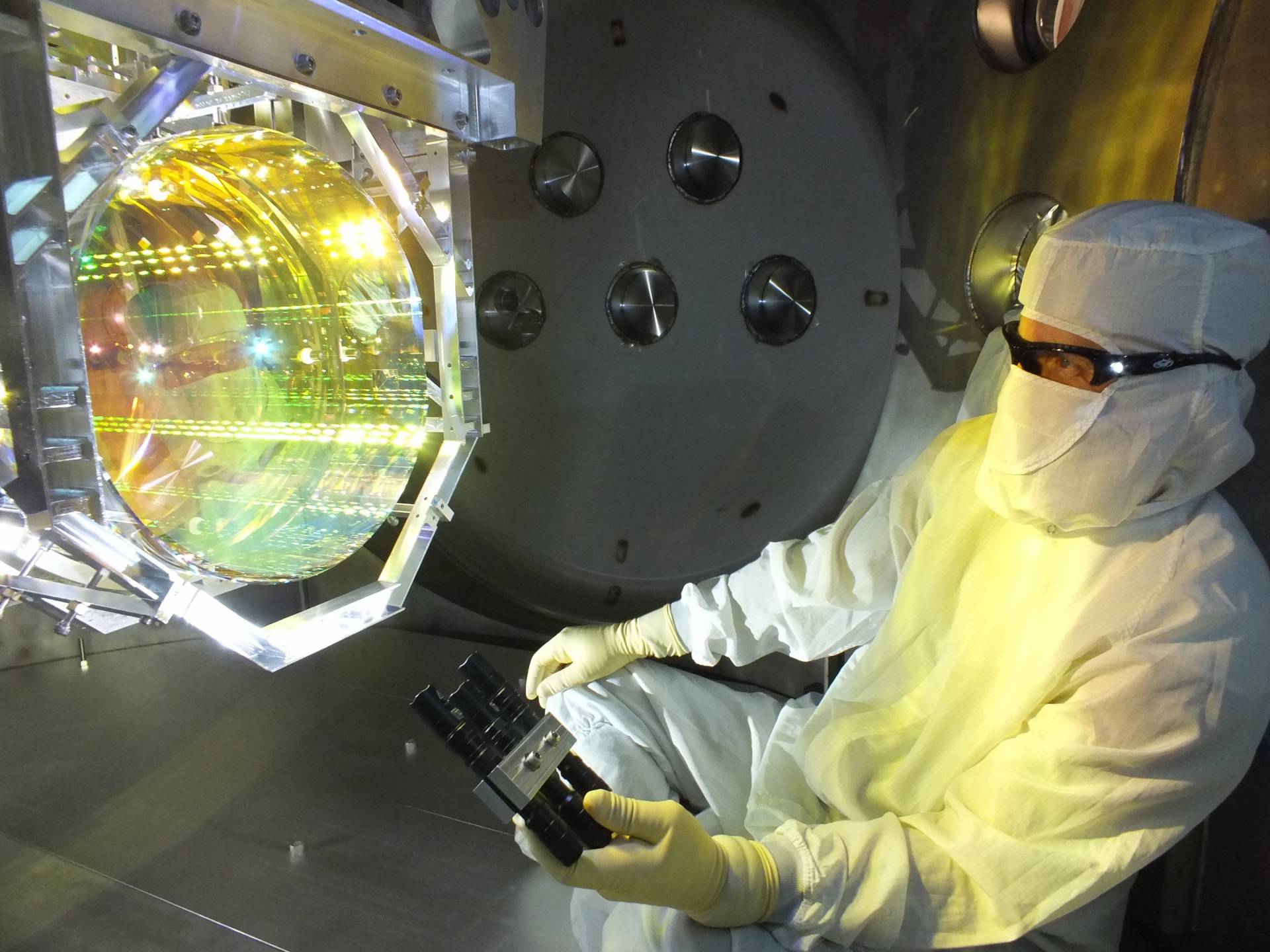 Un técnico inspecciona uno de los espejos del LIGO