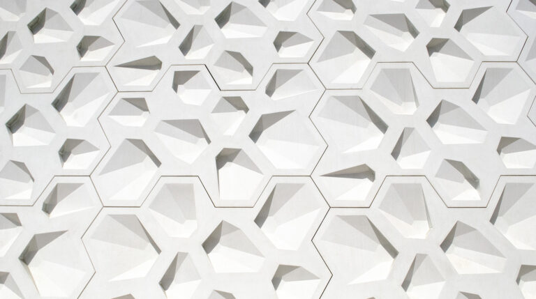 Llamando a la ciudad La fachada es un mosaico compuesto por 1.319 huecos hexagonales que por la noche se convierte en una pared lumínica de cien metros de longitud. Foto: RealitiesUnited
