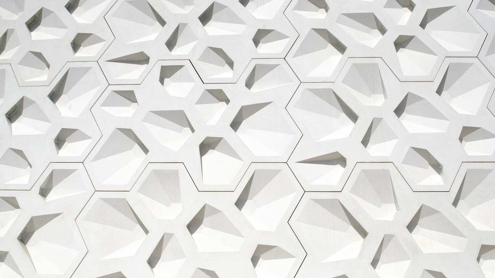 La fachada es un mosaico compuesto por 1.319 huecos hexagonales que por la noche se convierte en una pared lumínica de cien metros de longitud. Foto: RealitiesUnited