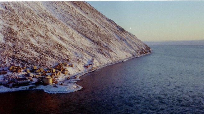 Vista aérea de la localidad de Diomede, la última frontera entre Estados Unidos y Rusia. Vista aérea de la localidad de Diomede, la última frontera entre Estados Unidos y Rusia.