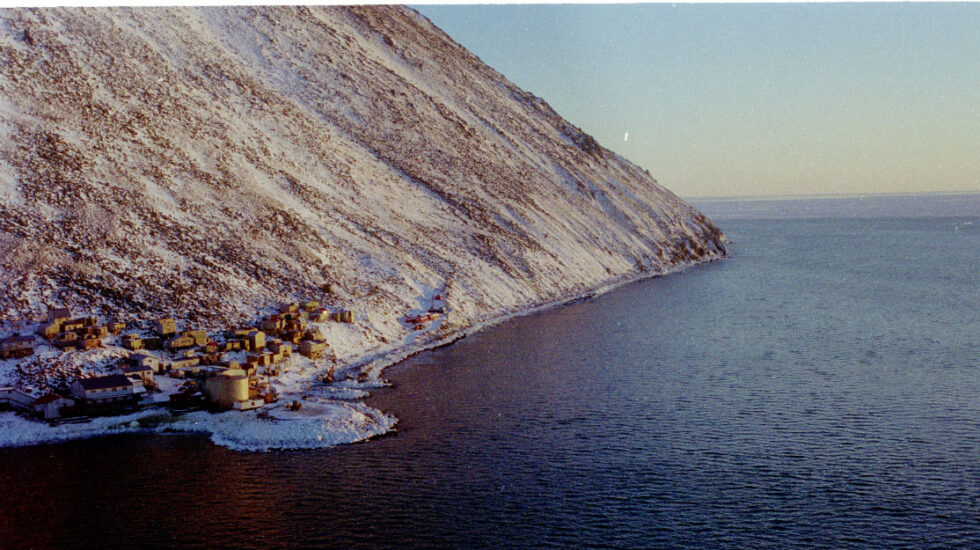 Vista aérea de la localidad de Diomede, la última frontera entre Estados Unidos y Rusia.