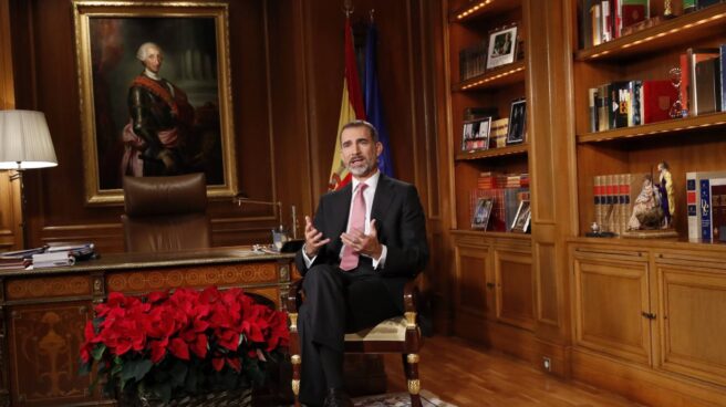 El Rey Felipe, en su despacho, durante su discurso de Nochebuena.