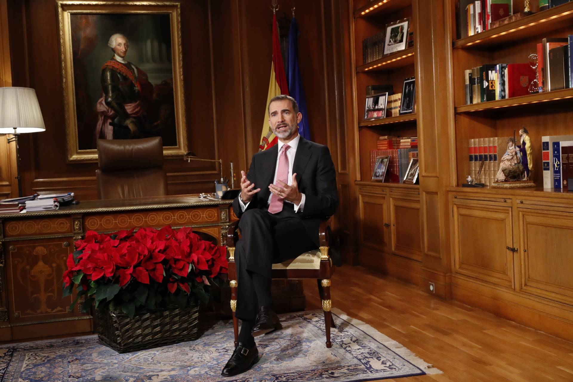 El Rey Felipe, en su despacho, durante su discurso de Nochebuena.