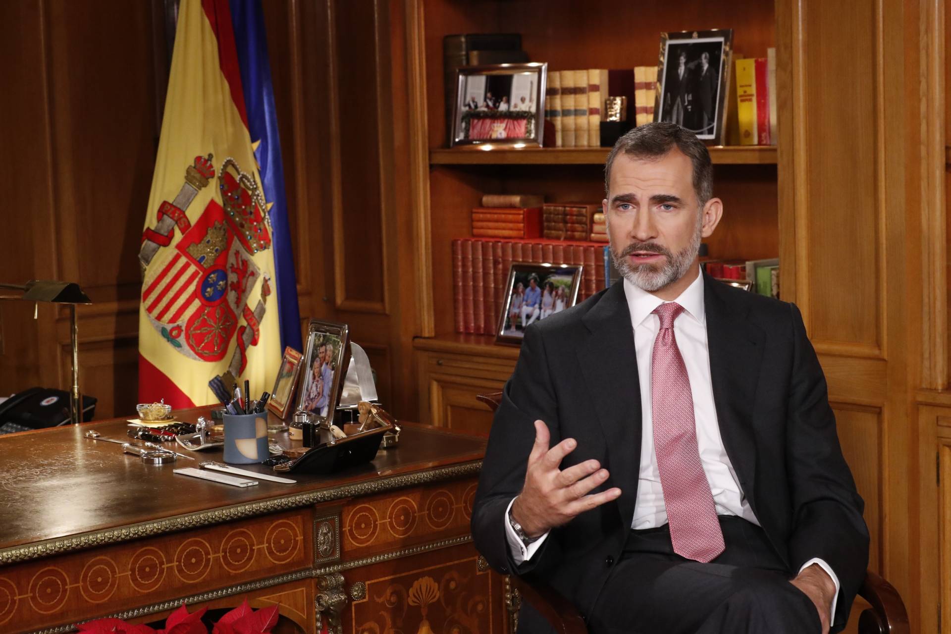 El Rey Felipe, en su despacho, durante su discurso de Nochebuena.