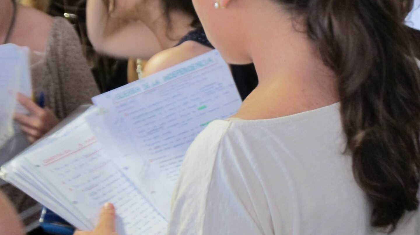 Una joven realiza un examen.