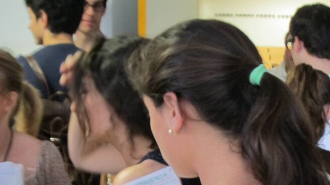 Una joven realiza un examen. Una joven realiza un examen.