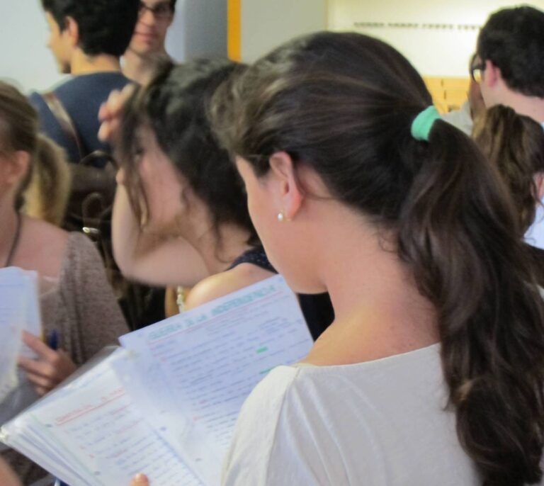 La Justicia, a favor de unos padres: no deben pagar pensión a su hija de 23 años por "vaga"