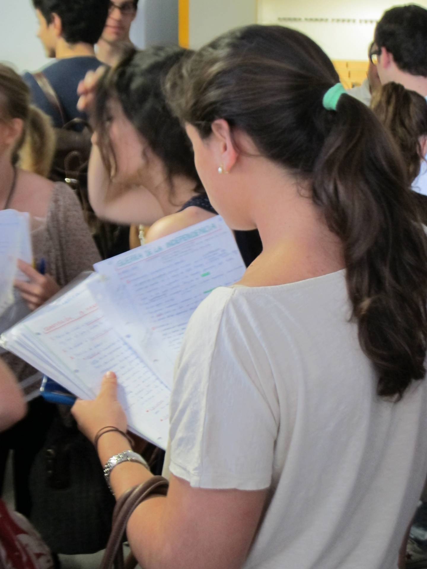 Una joven realiza un examen.