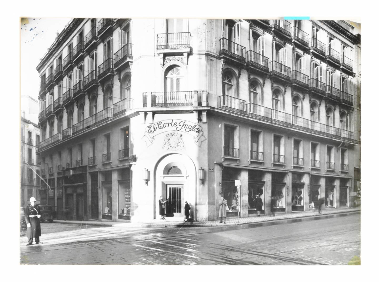 Fachada de uno de los primeros centros de El Corte Inglés en Madrid.