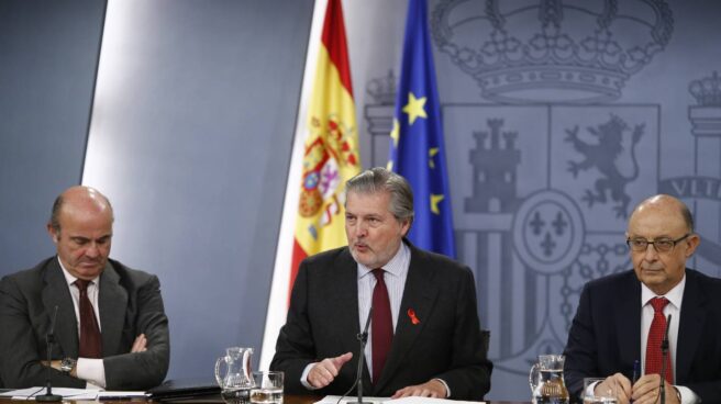Luis de Guindos, Íñigo Méndez de Vigo y Cristóbal Montoro, tras el Consejo de Ministros.