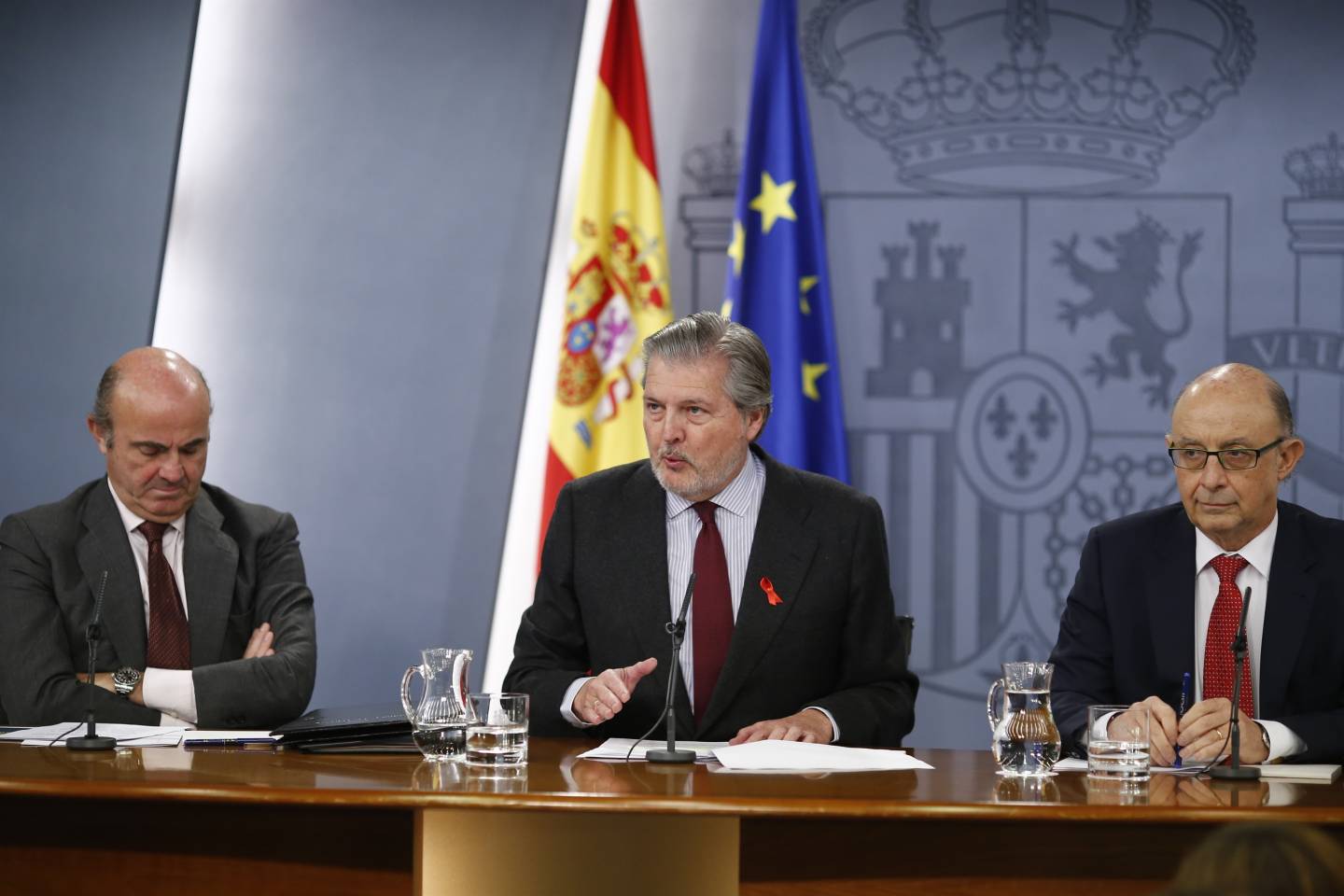 Luis de Guindos, Íñigo Méndez de Vigo y Cristóbal Montoro, tras el Consejo de Ministros.
