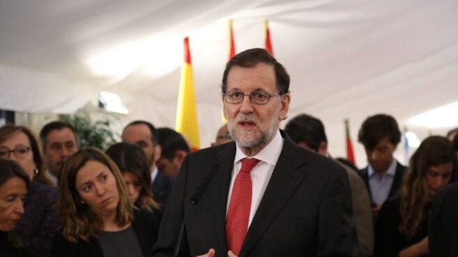 Mariano Rajoy responde a los periodistas a su llegada al Congreso.