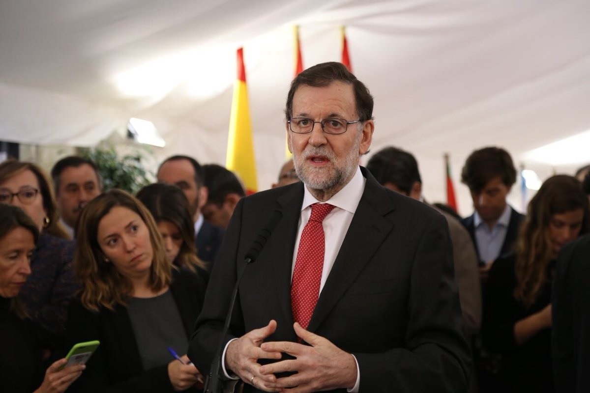 Mariano Rajoy responde a los periodistas a su llegada al Congreso.