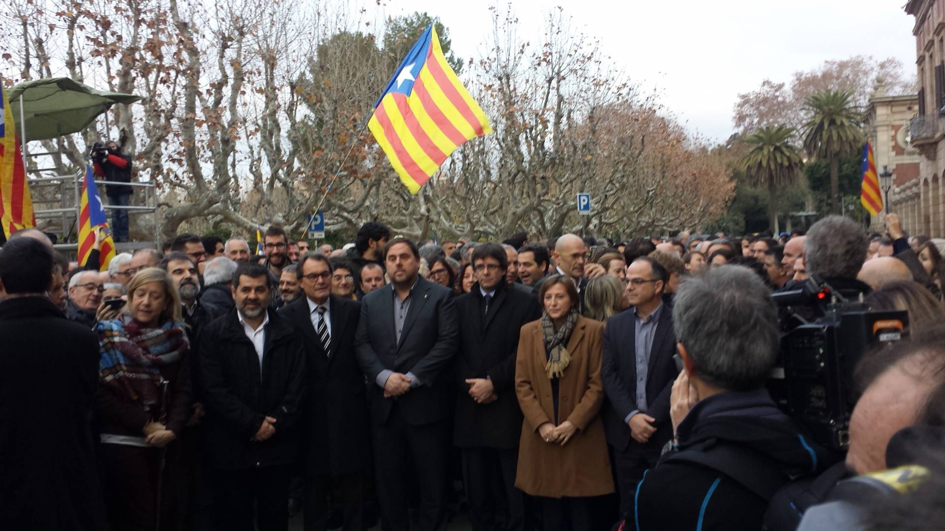 Cargos independentistas muestran su apoyo a Forcadell a la entrada del TSJC.