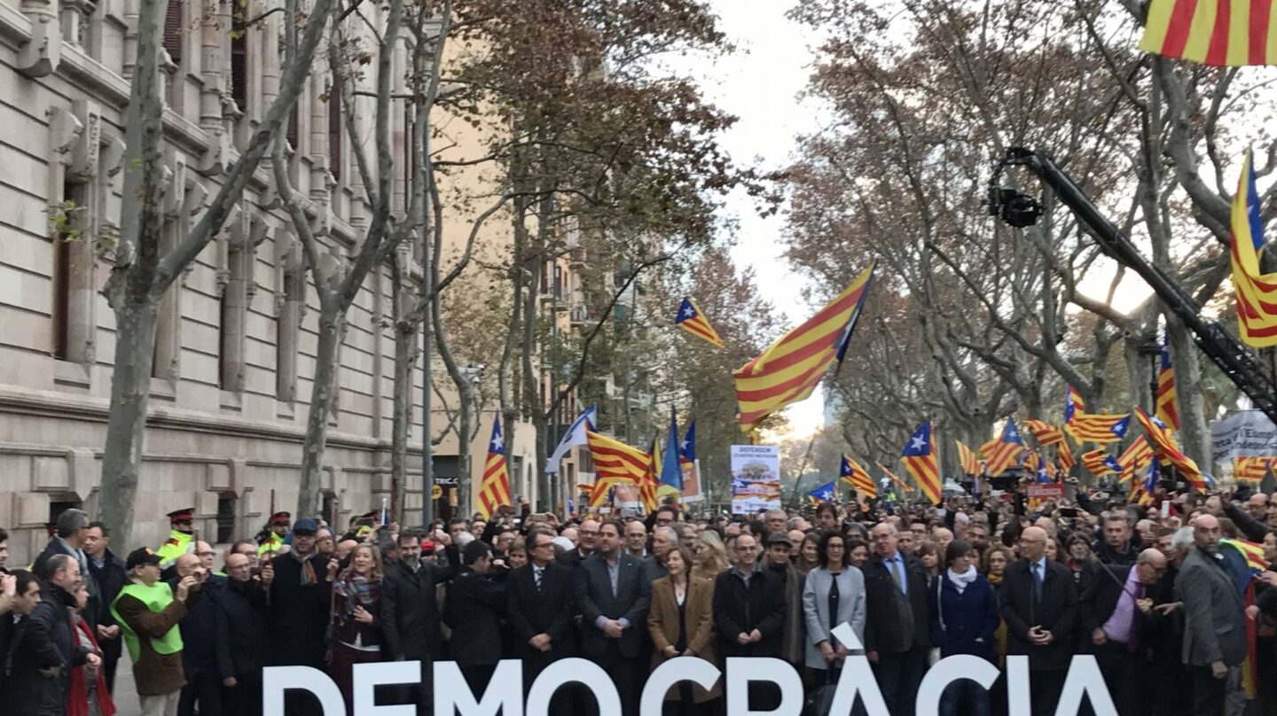 Cargos independentistas muestran su apoyo a Forcadell a la entrada del TSJC.