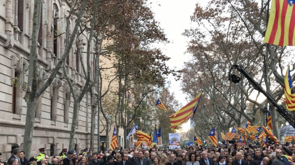 Cargos independentistas muestran su apoyo a Forcadell a la entrada del TSJC.