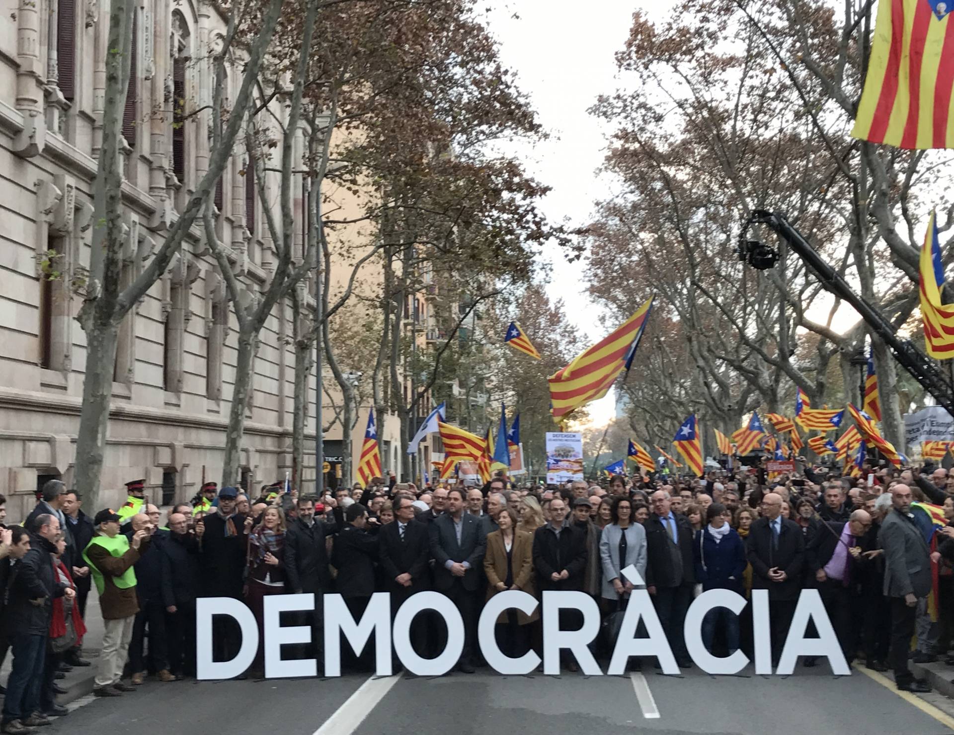 Cargos independentistas muestran su apoyo a Forcadell a la entrada del TSJC.