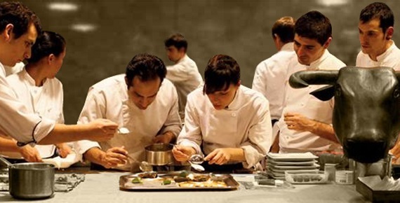 Ferrán Adriá y su equipo en las cocinas de elBulli.