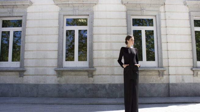 Vestido largo de neopreno con cortes verticales delanteros que finalizan en una abertura original, estilizando la figura y que contrastan con relevantes bolsillos para aportar aun más modernidad, de Impúribus.