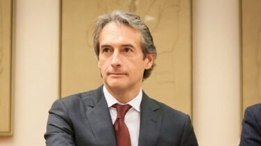 La CNMC avisa al Gobierno: puede ser ilegal pedir a las aerolíneas que bajen los precios