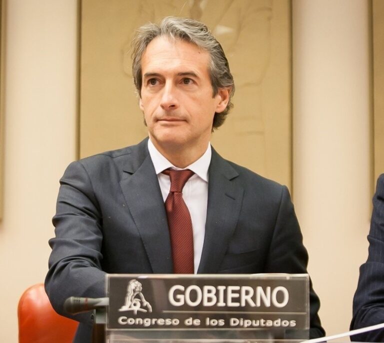 La CNMC avisa al Gobierno: puede ser ilegal pedir a las aerolíneas que bajen los precios
