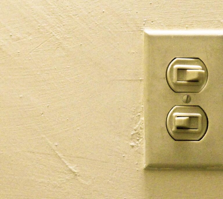Endesa suspende los cortes de luz por impago e Iberdrola y Naturgy permiten pagar a plazos el recibo