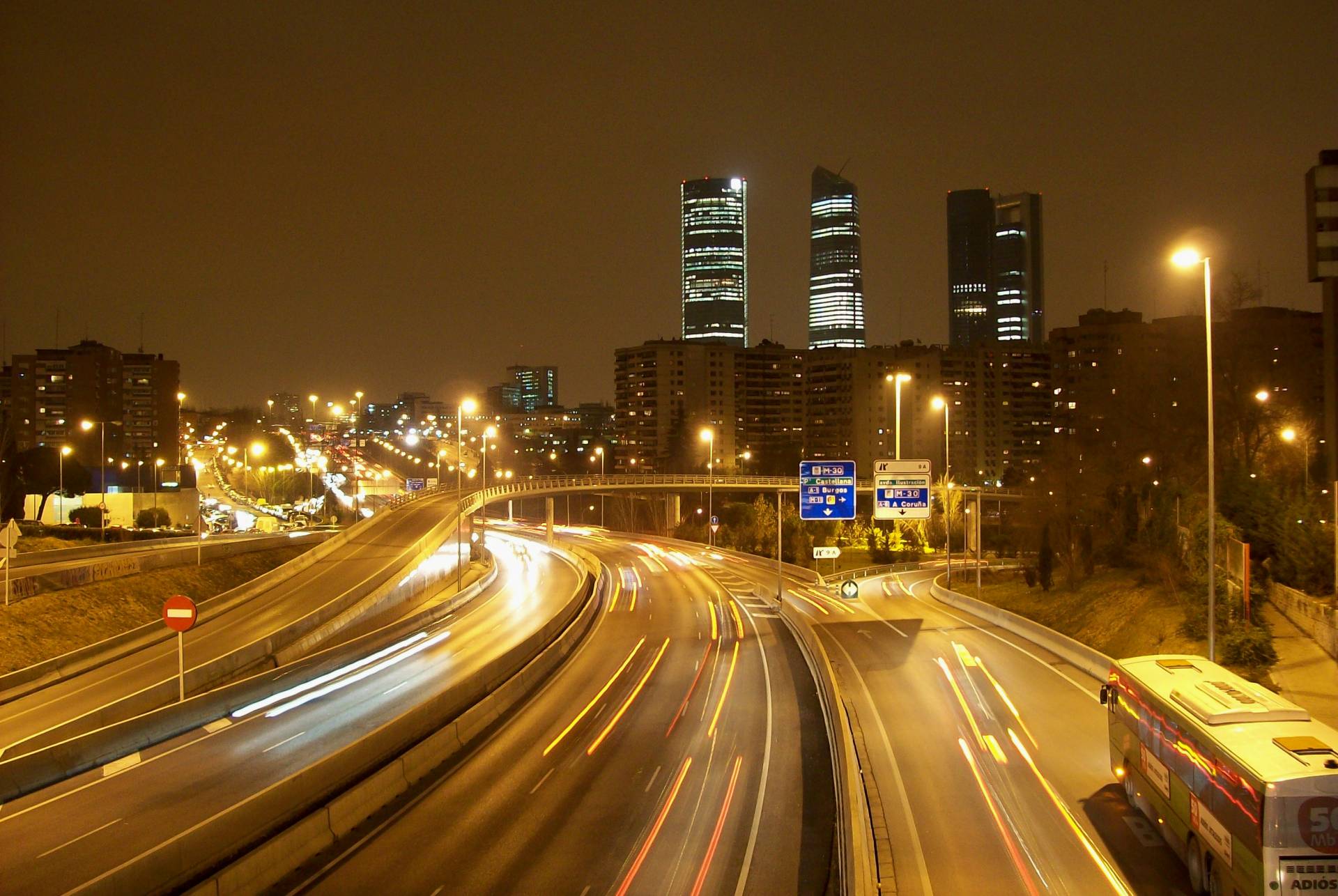 La M-30 de Madrid, de noche.