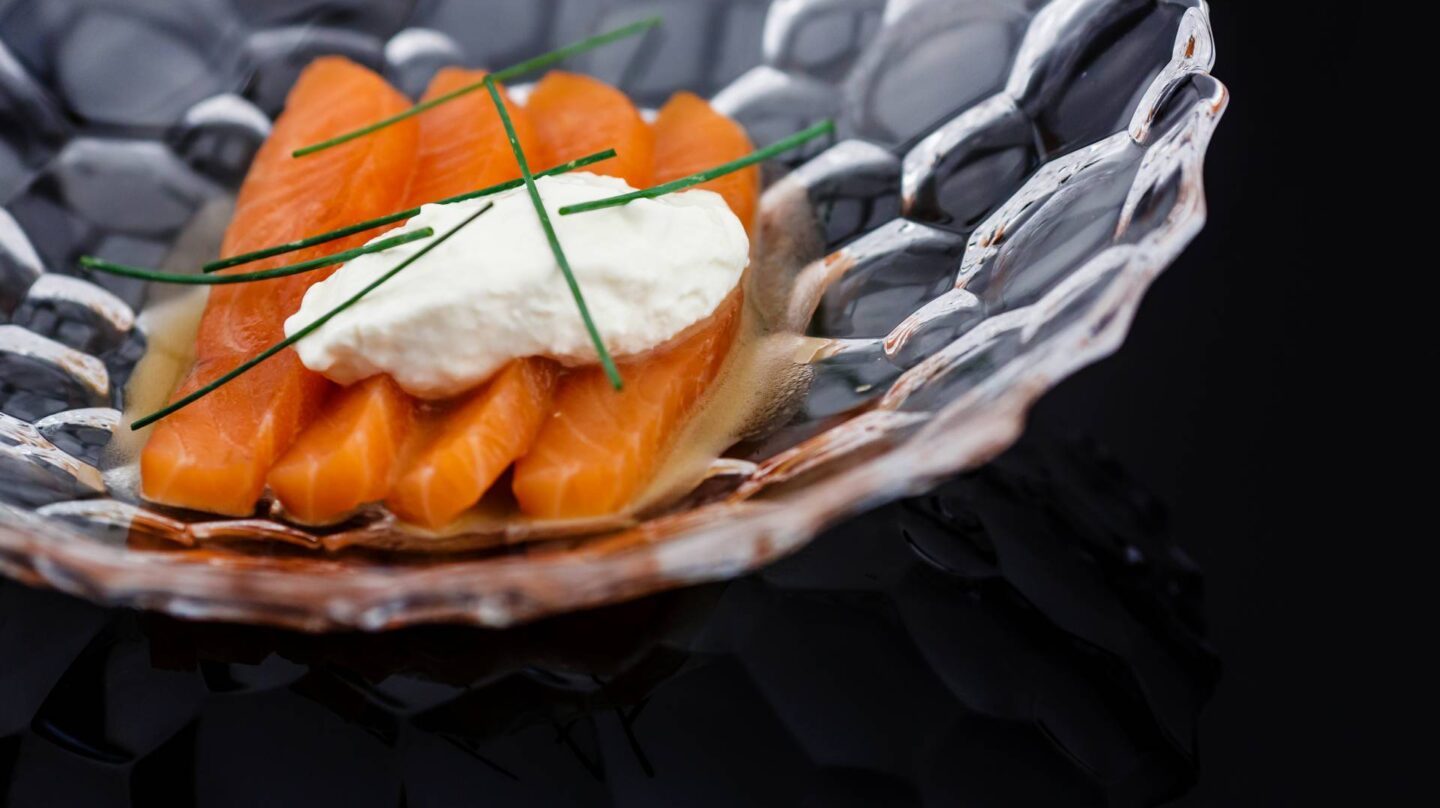 Tartar de salmón con burrata ahumada en MEATing.