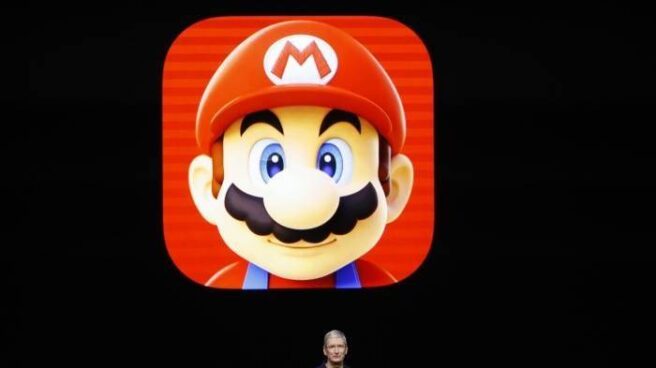 El consejero delegado de Apple, Tim Cook, durante el anuncio de la llegada de la aplicación de Mario Bros.