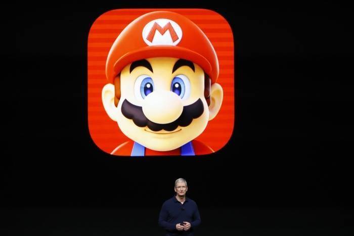 El consejero delegado de Apple, Tim Cook, durante el anuncio de la llegada de la aplicación de Mario Bros.