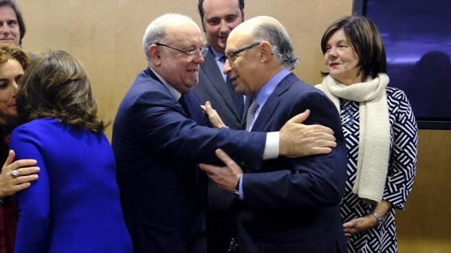 El ministro de Hacienda, Cristóbal Montoro, saluda al Consejero de Hacienda de Cantabria Juan José Sota.