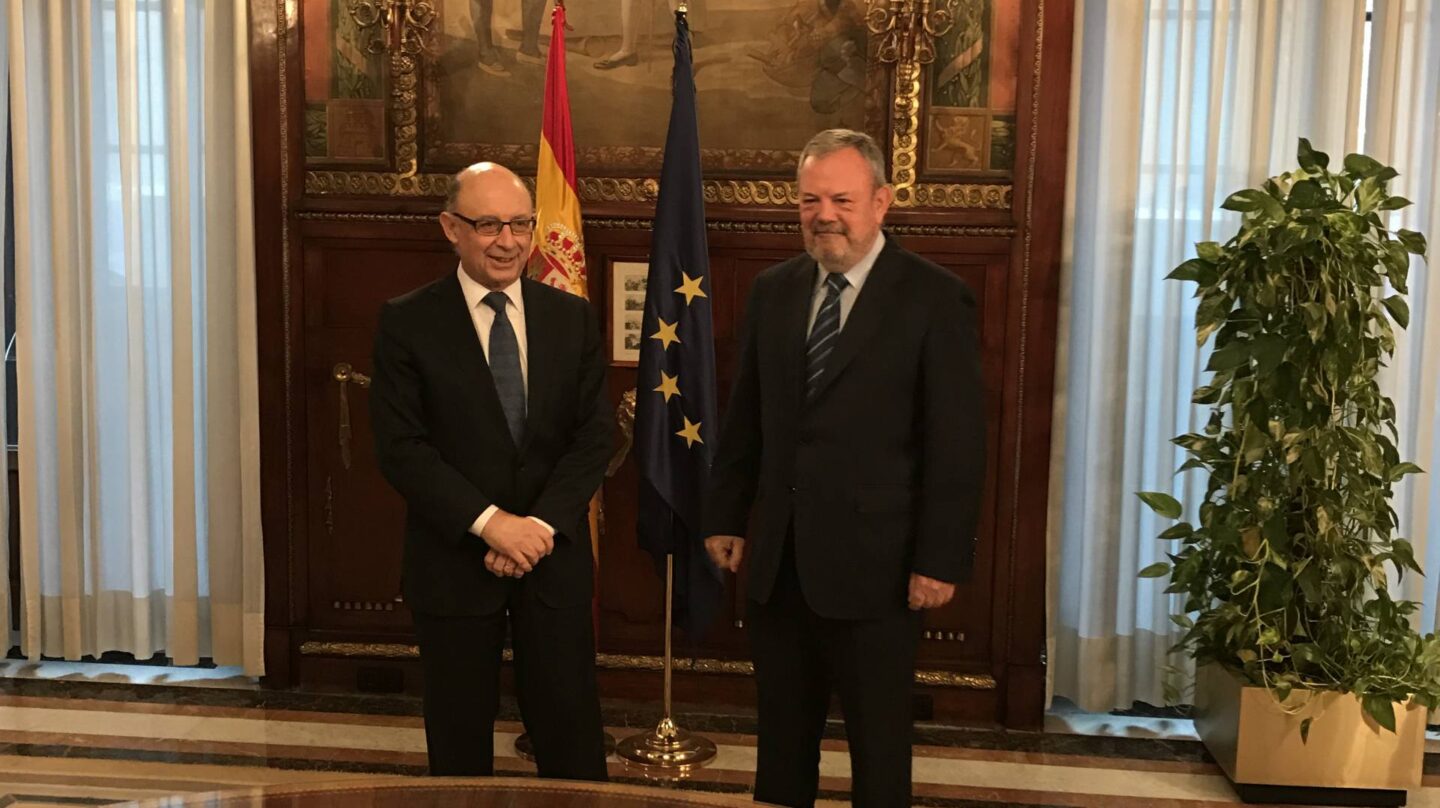 Cristóbal Montoro y Pedro Azpiazu, este lunes.