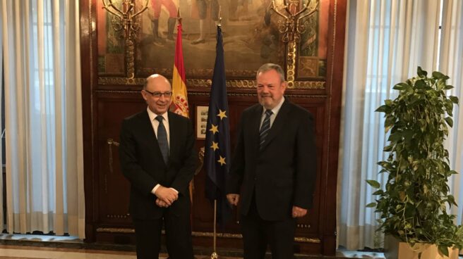 Cristóbal Montoro y Pedro Azpiazu, este lunes. Cristóbal Montoro y Pedro Azpiazu, este lunes.
