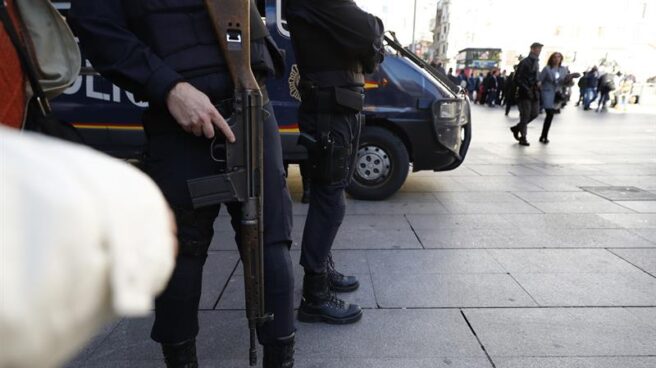 Agentes de la Policía Nacional, patrullando en la céntrica Plaza del Callo de Madrid.