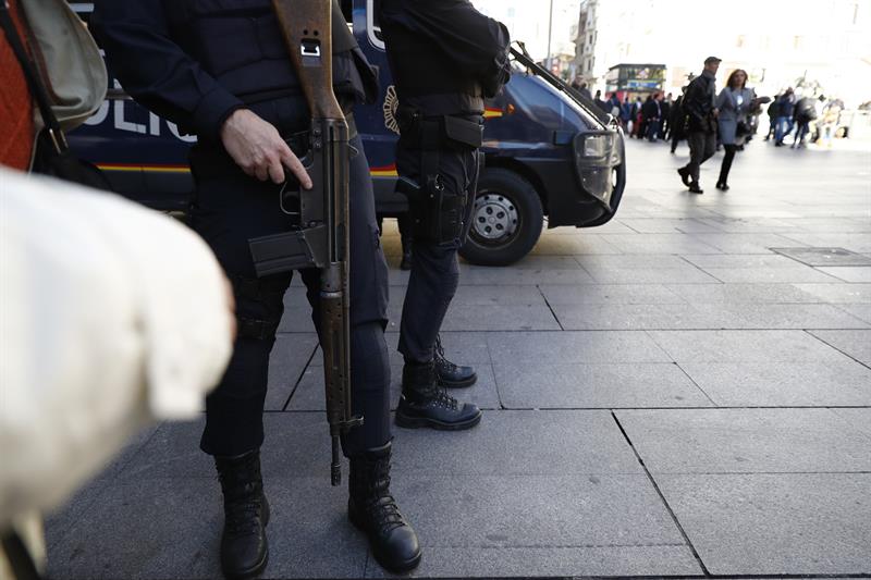 Agentes de la Policía Nacional, patrullando en la céntrica Plaza del Callo de Madrid.