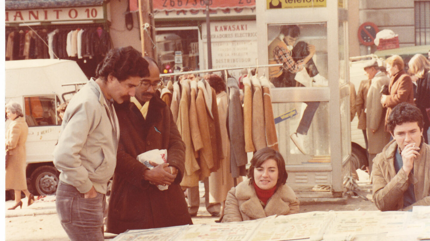 Alberto Gómez Font y su hermana Pilar en el puesto.