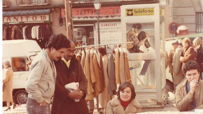 Alberto Gómez Font y su hermana Pilar en el puesto.