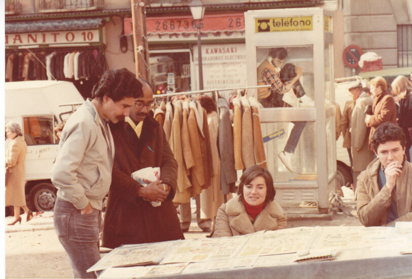 Alberto Gómez Font y su hermana Pilar en el puesto.