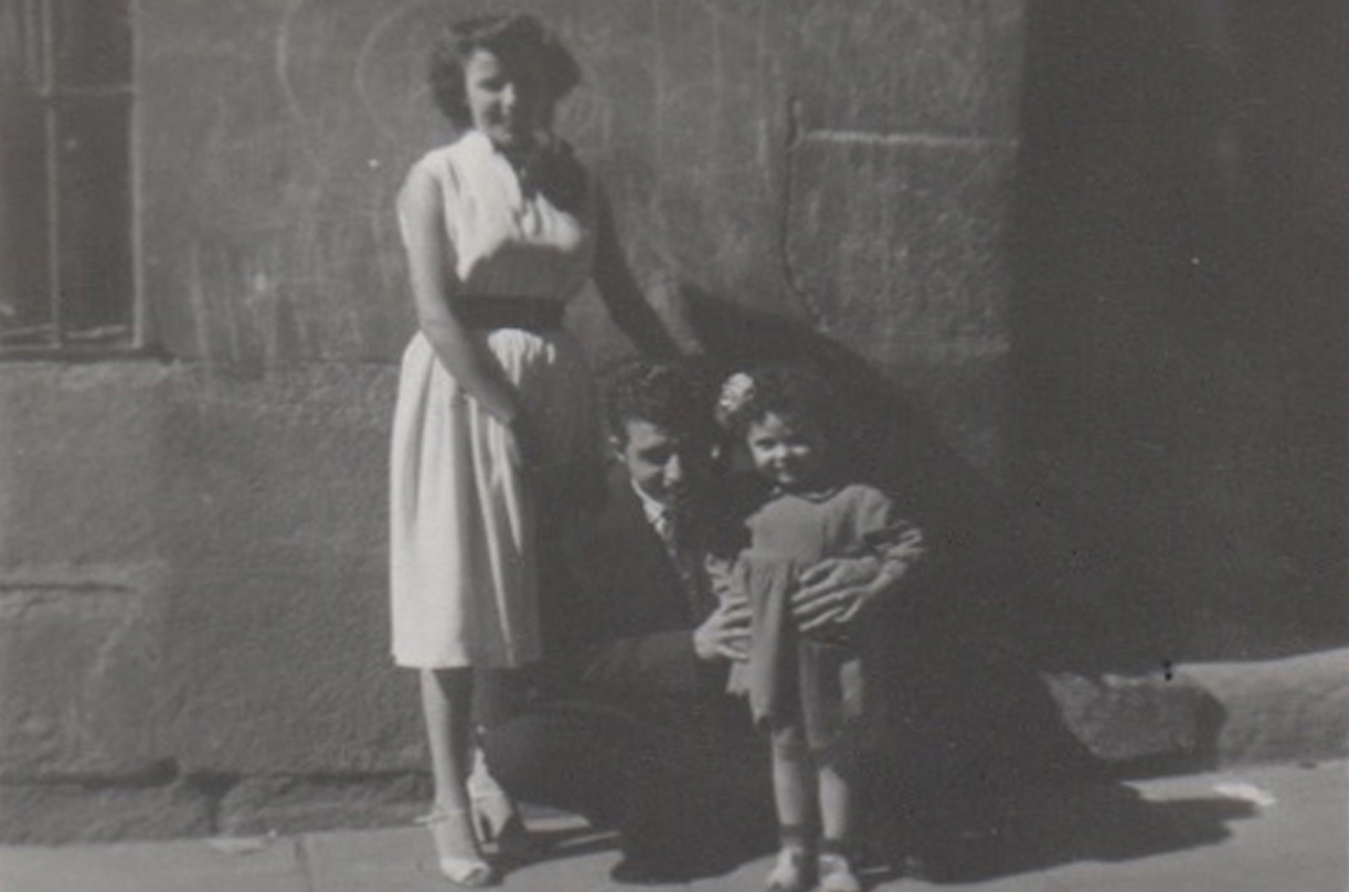 Mari Luz Mejías y sus padres delante de su casa en la calle Abades.