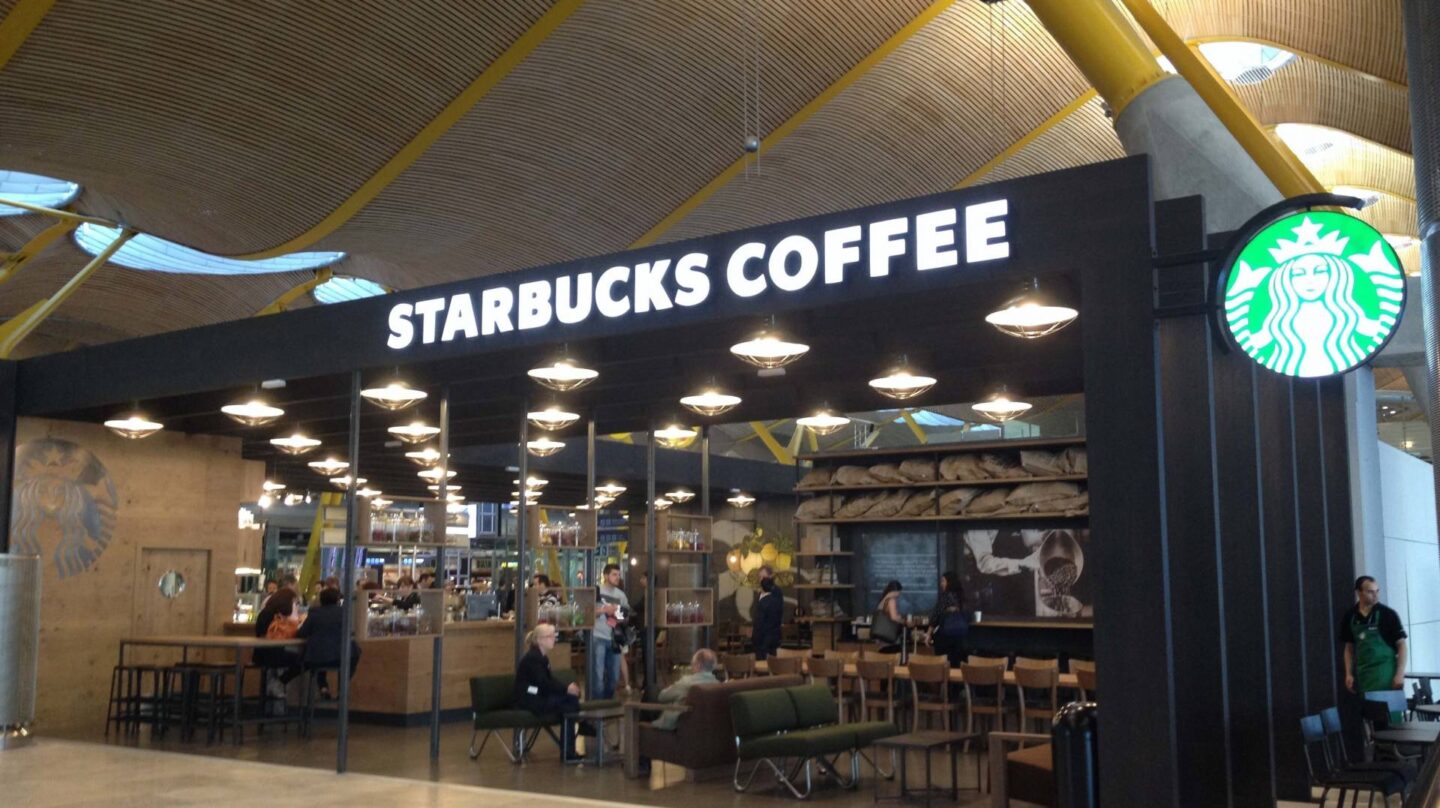 Local de Starbucks en la Terminal 4 del Aeropuerto Madrid-Barajas Adolfo Suárez.