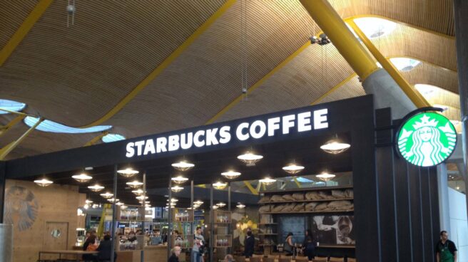 Tienda de Starbucks Local de Starbucks en la Terminal 4 del Aeropuerto Madrid-Barajas Adolfo Suárez.